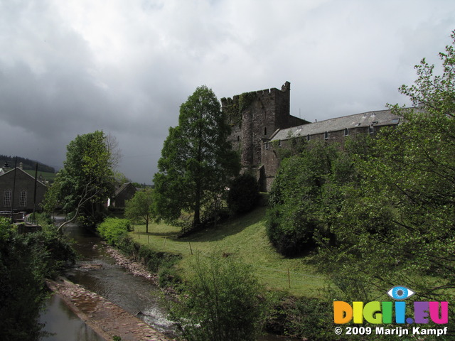 SX05989 Brecon Castle and Honddu river